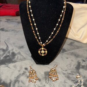 Preloved custom necklace n matching earrings beautiful set. Size is 8” long